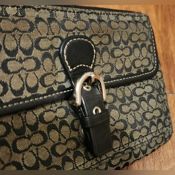 COACH Soho Brown and Black Mini Signature Buckle Wristlet EUC - Picture 2 of 10